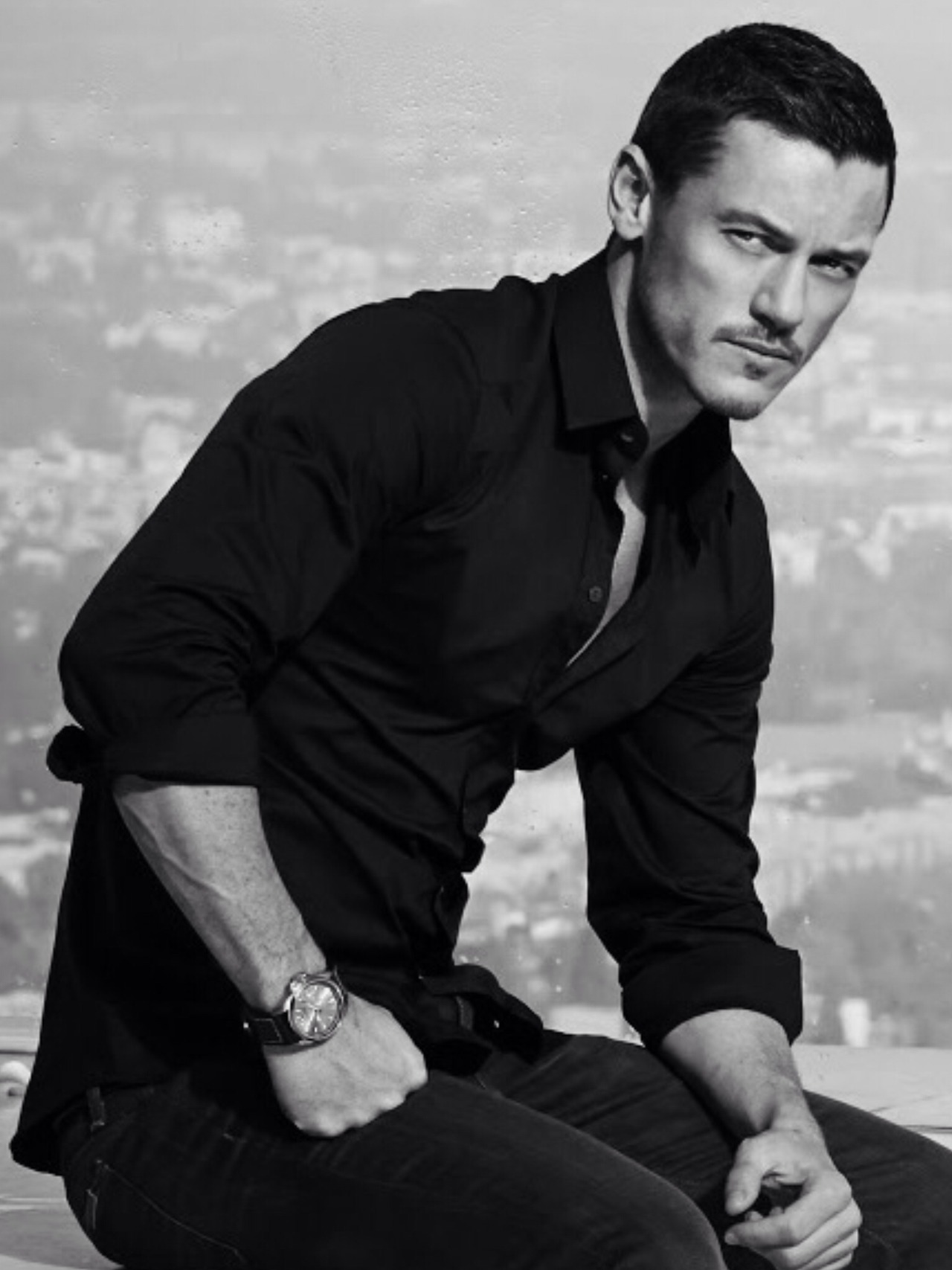 luke evans wallpaper,suit,sitting,hairstyle,formal wear,model