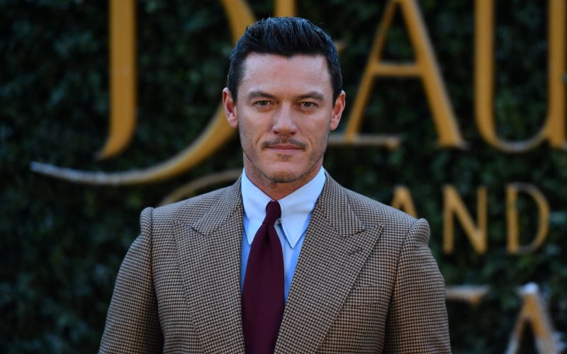 luke evans wallpaper,suit,white collar worker,spokesperson,businessperson,blazer