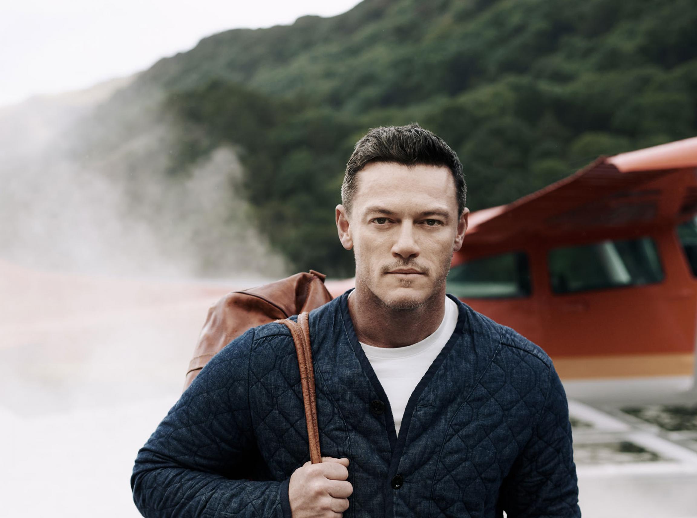 luke evans wallpaper,human,facial hair,photography,beard,jaw