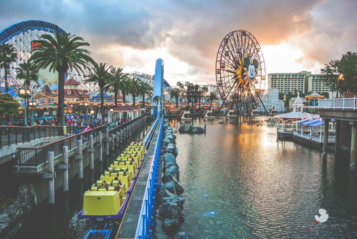 fond d'écran disneyland,parc d'attractions,grande roue,attraction touristique,voie navigable,ciel