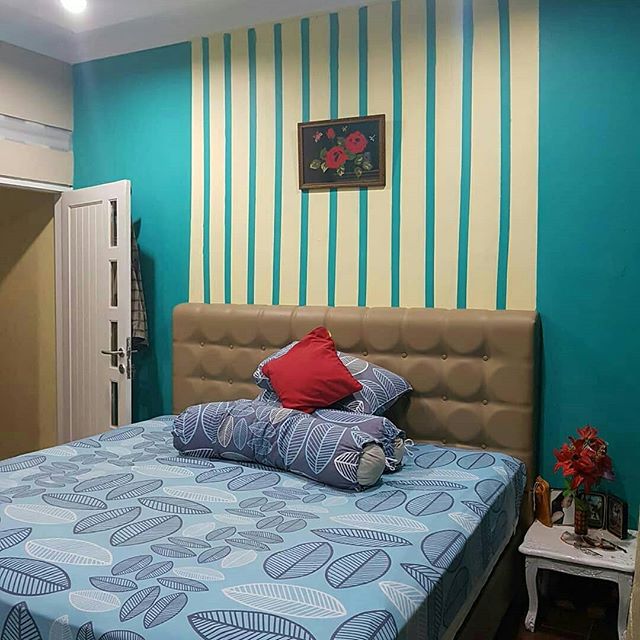 fondo de pantalla biru dongker,dormitorio,cama,habitación,mueble,marco de la cama