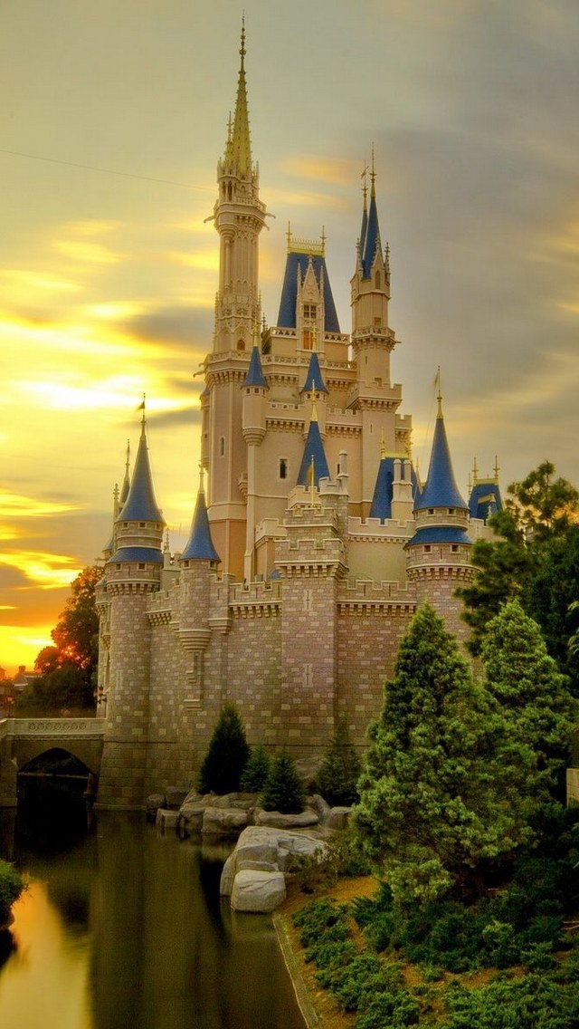 hogwarts fondo de pantalla para iphone,el mundo de walt disney,castillo,parque de atracciones,cielo,aguja