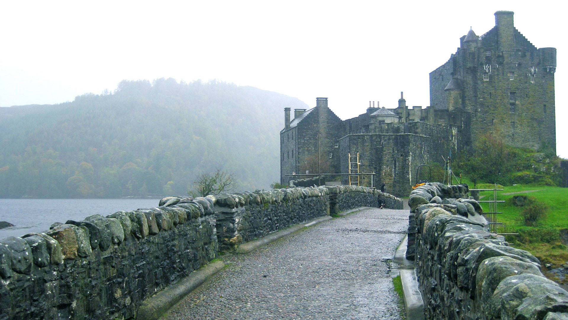 fond d'écran du château de poudlard,château,mur,fortification,bâtiment,herbe