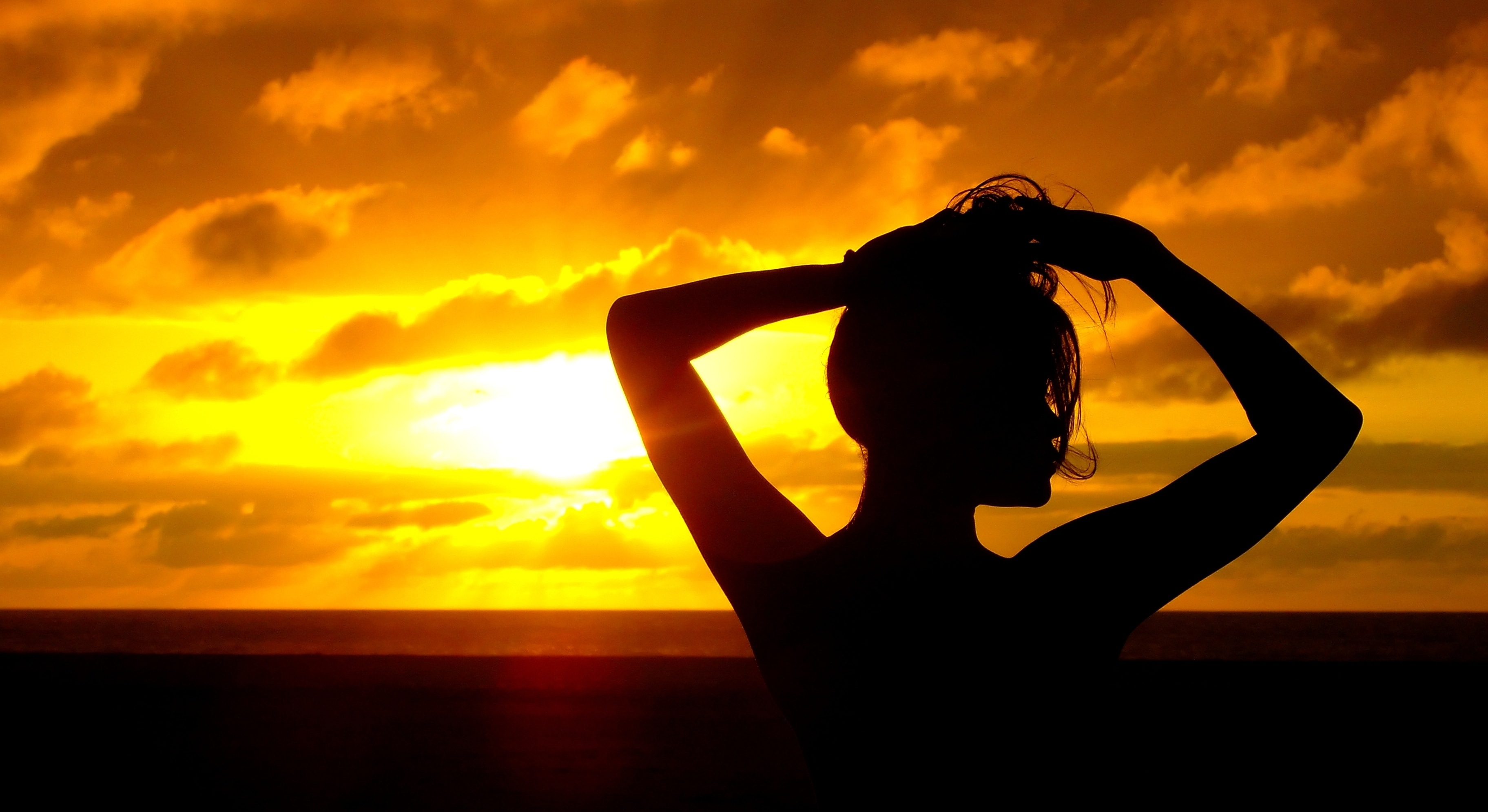 fond d'écran fille de plage,ciel,rétro éclairage,forme physique,silhouette,lever du soleil