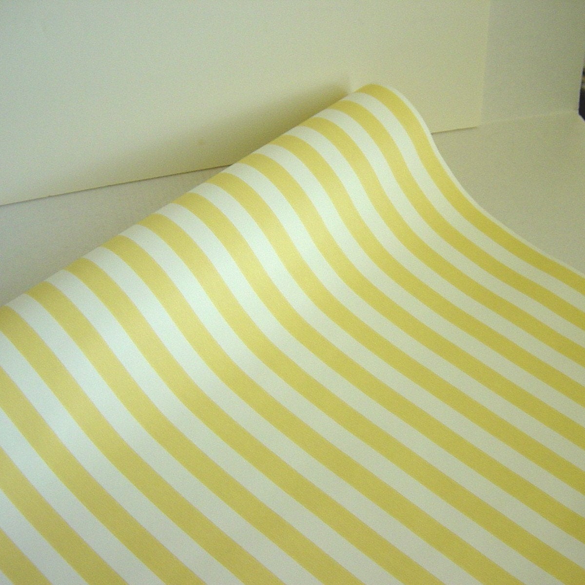 노란색과 흰색 벽지,노랑,직물,선,침대 시트,린넨