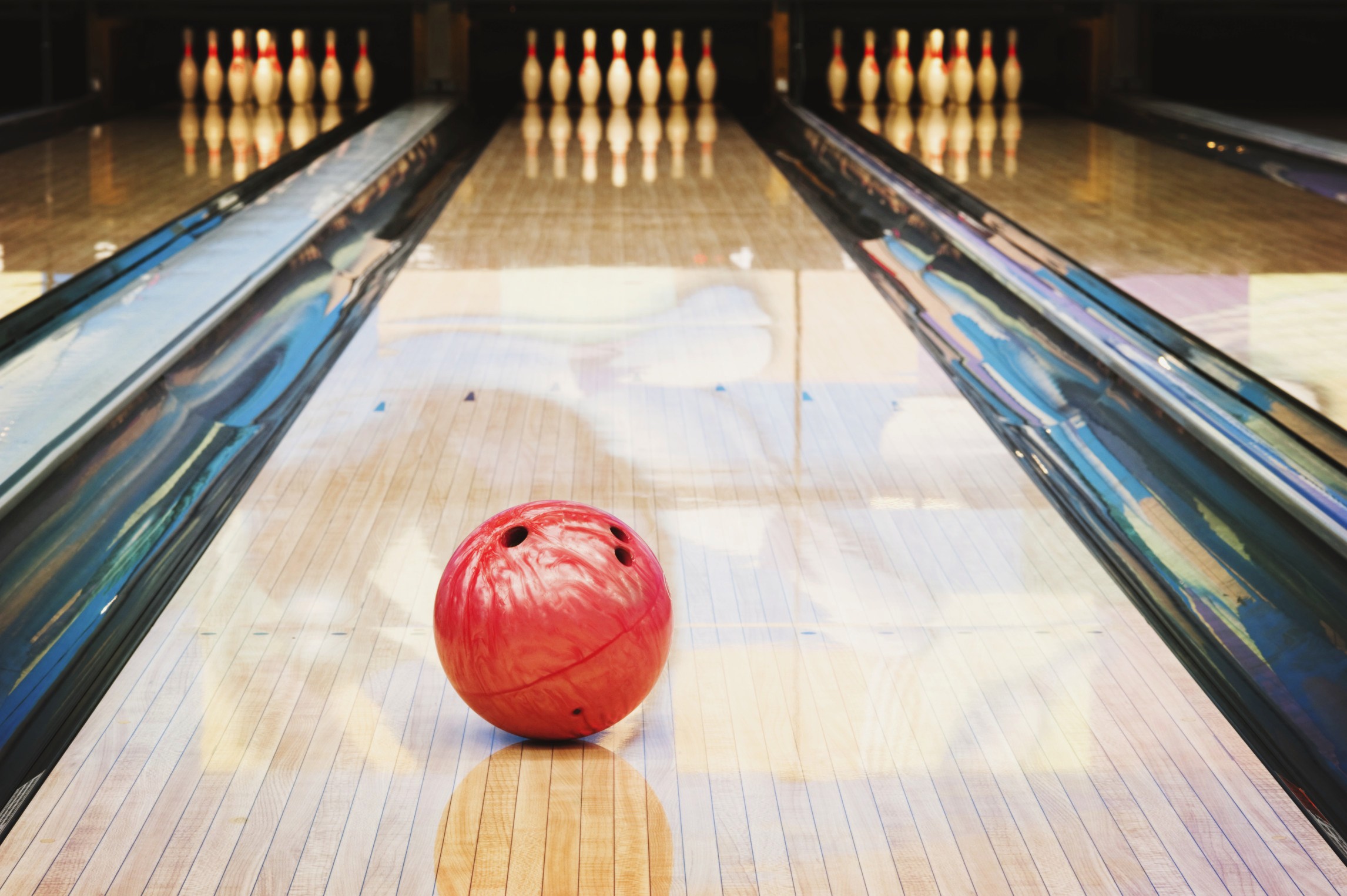 bowling tapete,bowling,bowling mit zehn kegeln,bowlingausrüstung,bowlingkugel,bowler