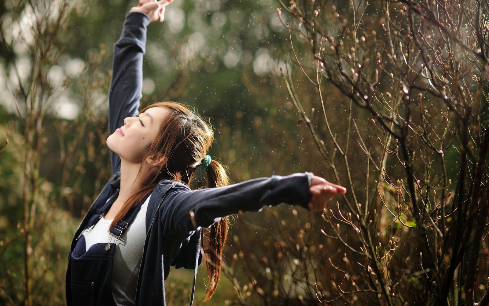 ragazza in pioggia sfondo,natura,fotografia,bellezza,albero,fotografia