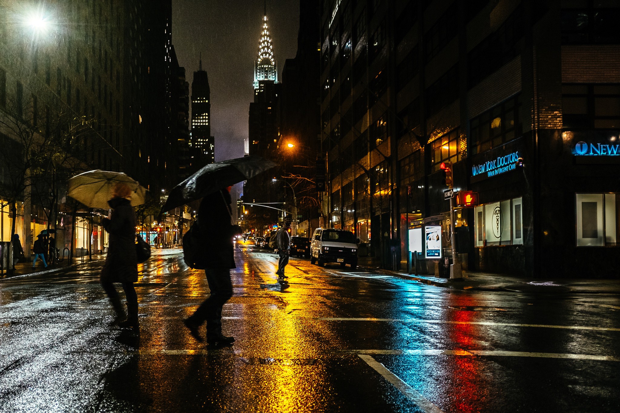 papier peint ville pluvieuse,pluie,nuit,zone urbaine,parapluie,zone métropolitaine