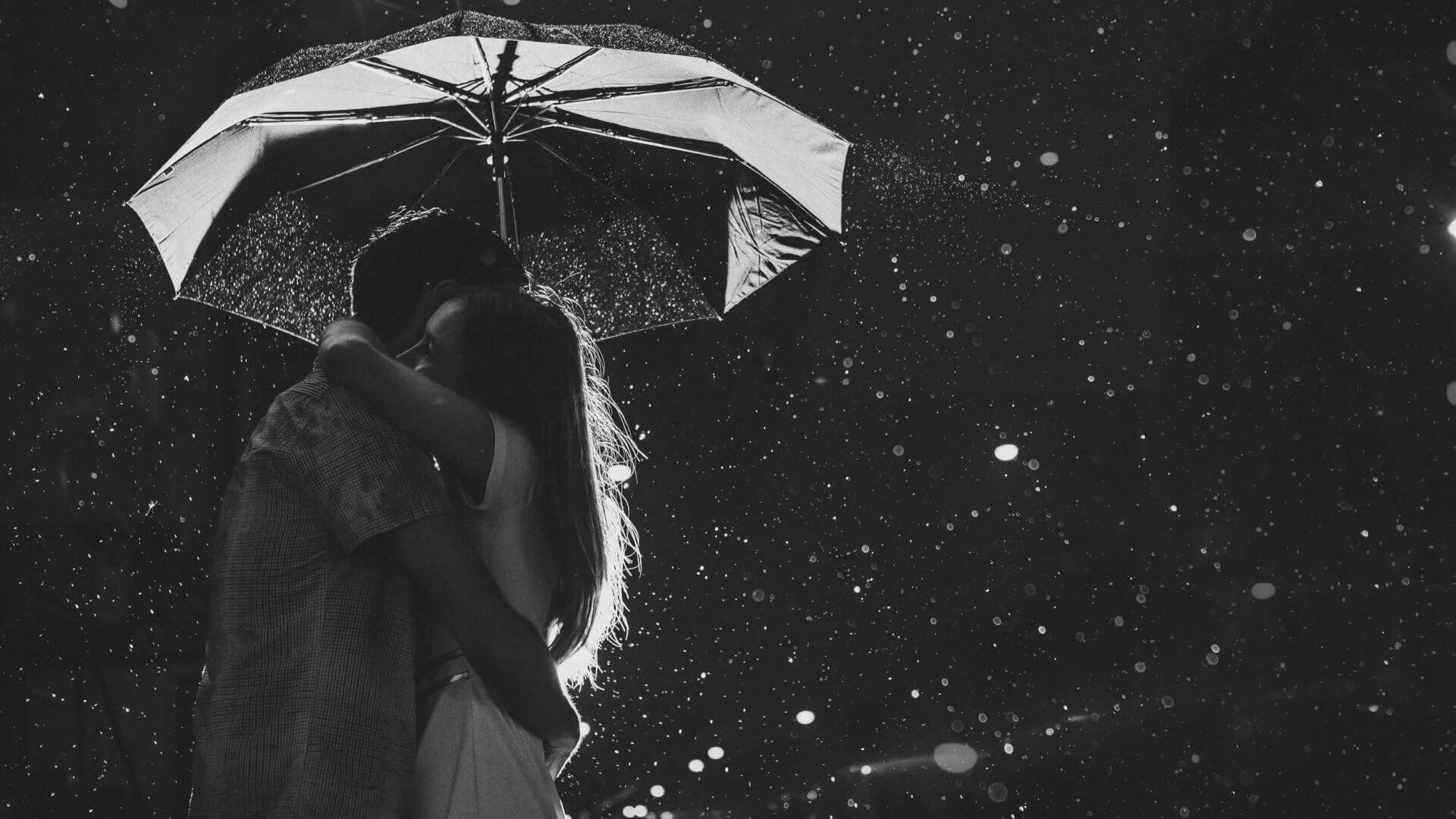 pioggia romantica carta da parati,ombrello,nero,bianco e nero,fotografia in bianco e nero,pioggia