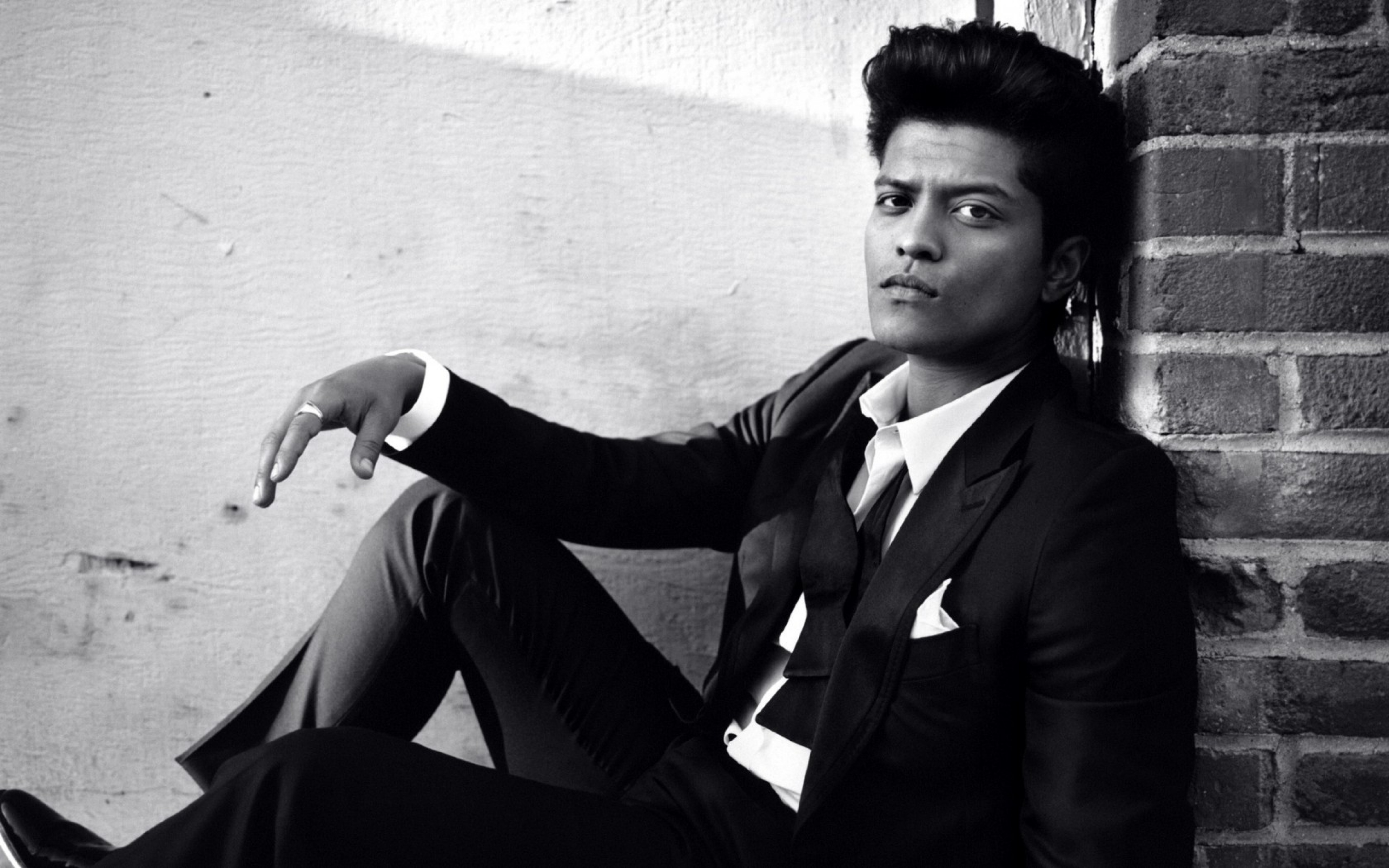 bruno mars wallpaper hd,suit,formal wear,black and white,fashion,monochrome photography