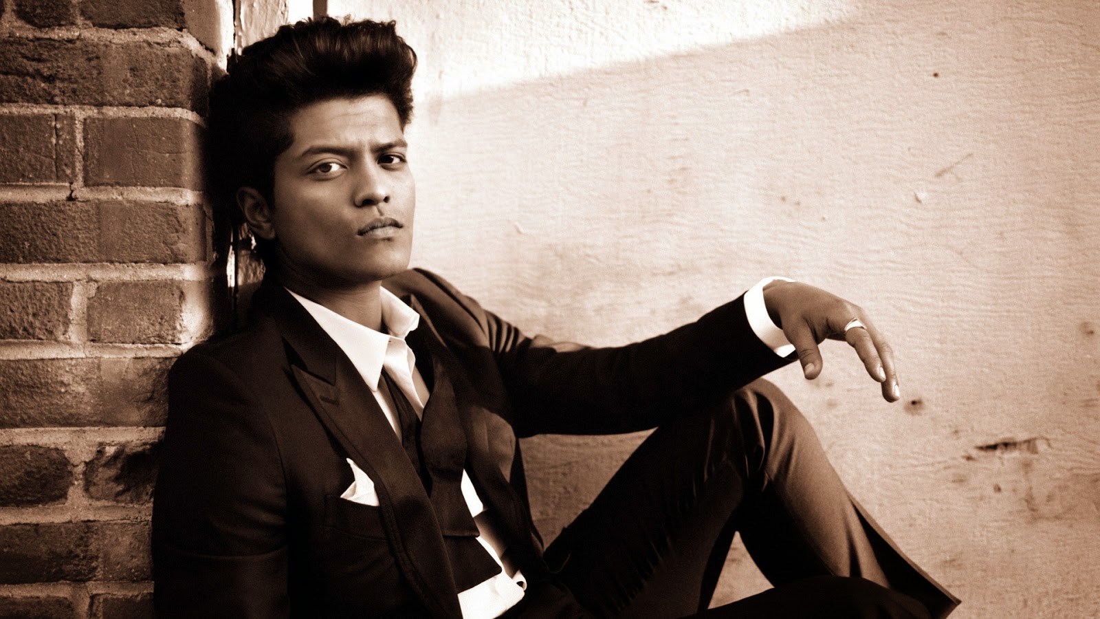 bruno mars wallpaper hd,passen,formelle kleidung,smoking,schwarz und weiß,fotografie