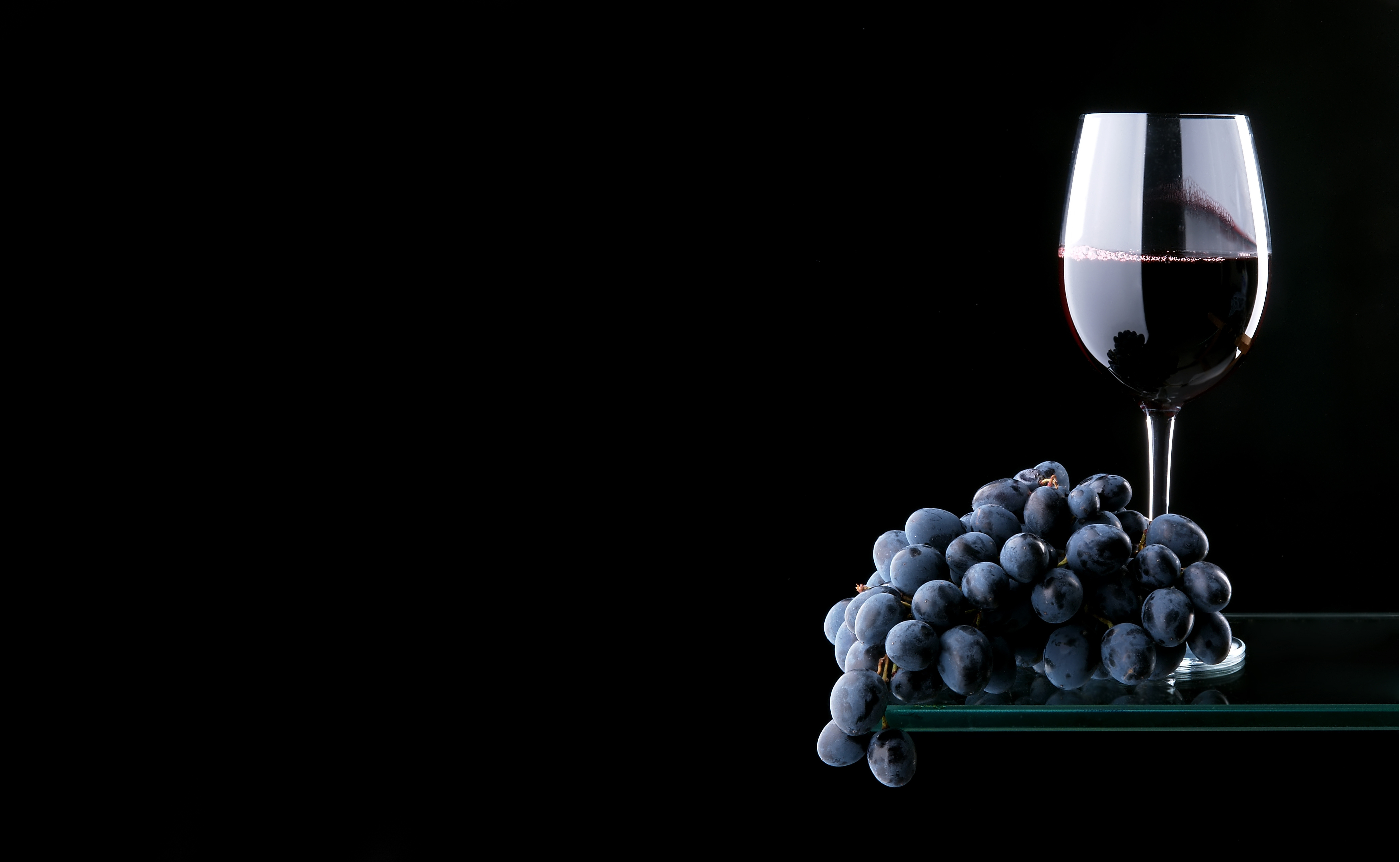 caja de vino fondo de pantalla,copa de vino,uva,copas,fotografía de naturaleza muerta,vaso