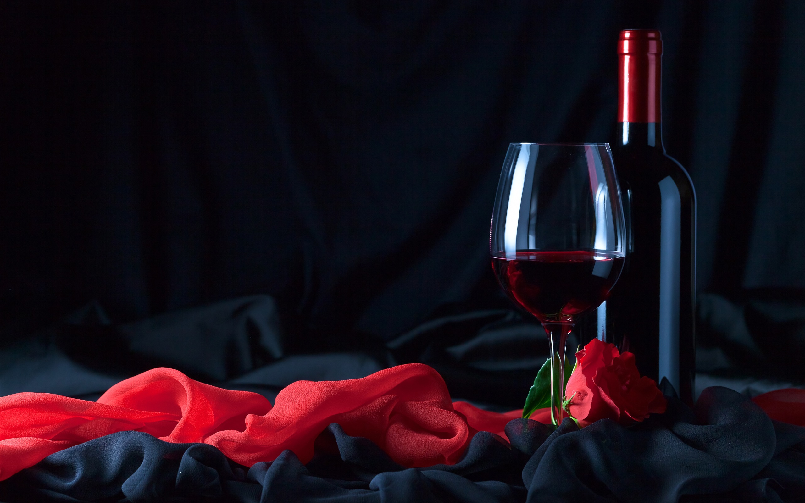 ワイングラスの壁紙,赤,ワイングラス,脚付きグラス,赤ワイン,静物写真