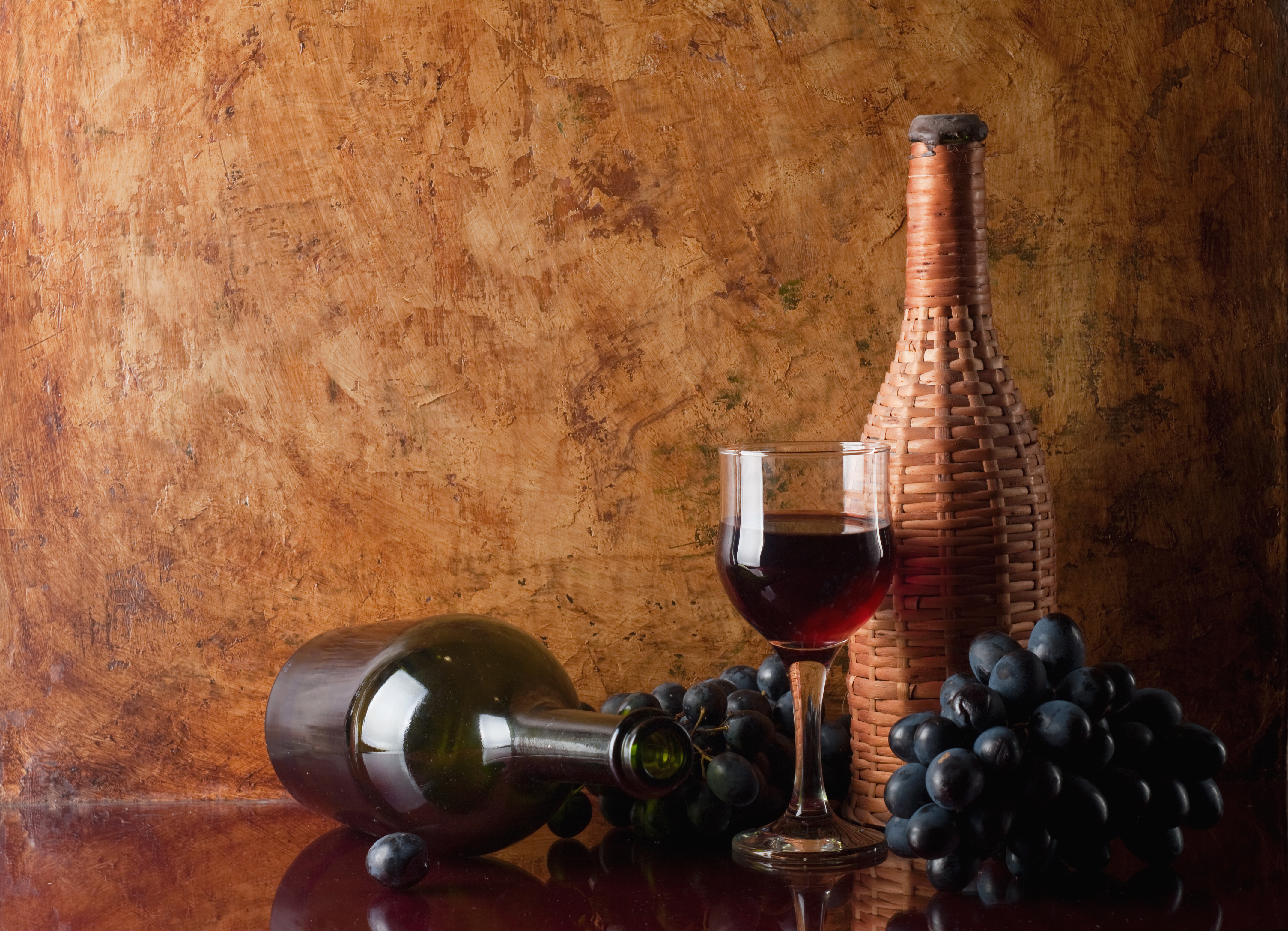 papier peint bouteille de vin,bouteille,photographie de nature morte,bouteille de vin,bouteille en verre,nature morte