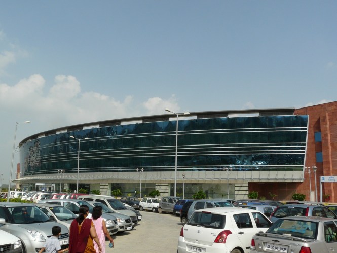 fonds d'écran de l'aéroport de delhi,bâtiment,parking,architecture,bâtiment commercial,terrain de stationnement