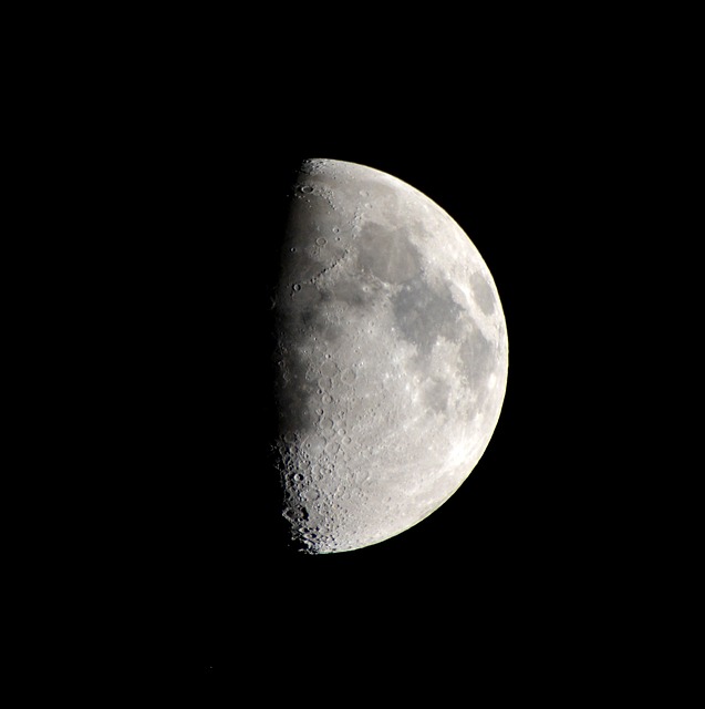 fond d'écran demi lune,lune,objet astronomique,clair de lune,ténèbres,atmosphère