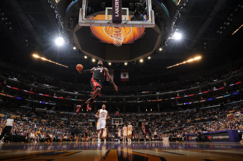 lebron james dunk fond d'écran,des sports,joueur de basketball,mouvements de basket ball,basketball,terrain de basketball