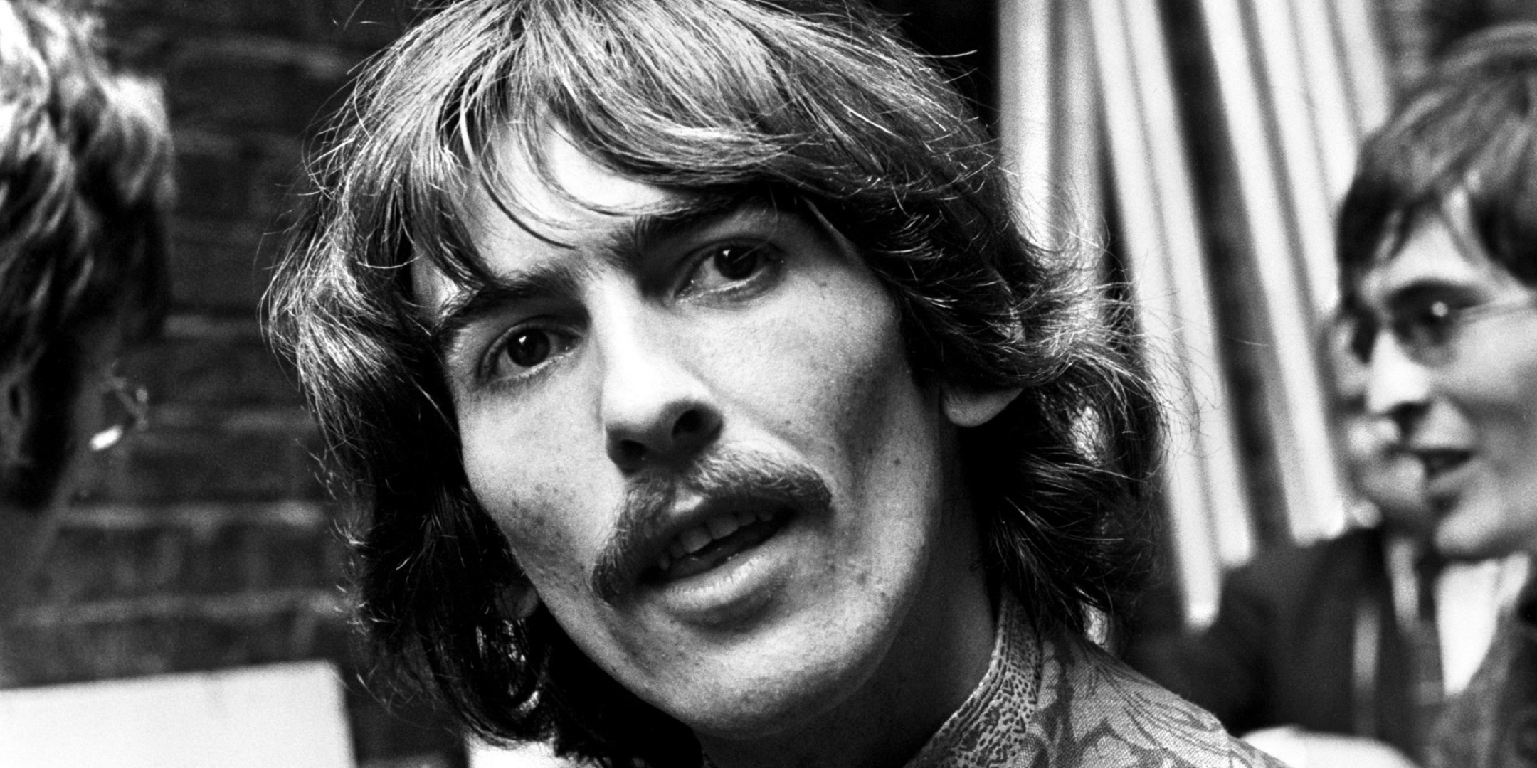 fond d'écran george harrison,cheveux,visage,coiffure,moustache,noir et blanc