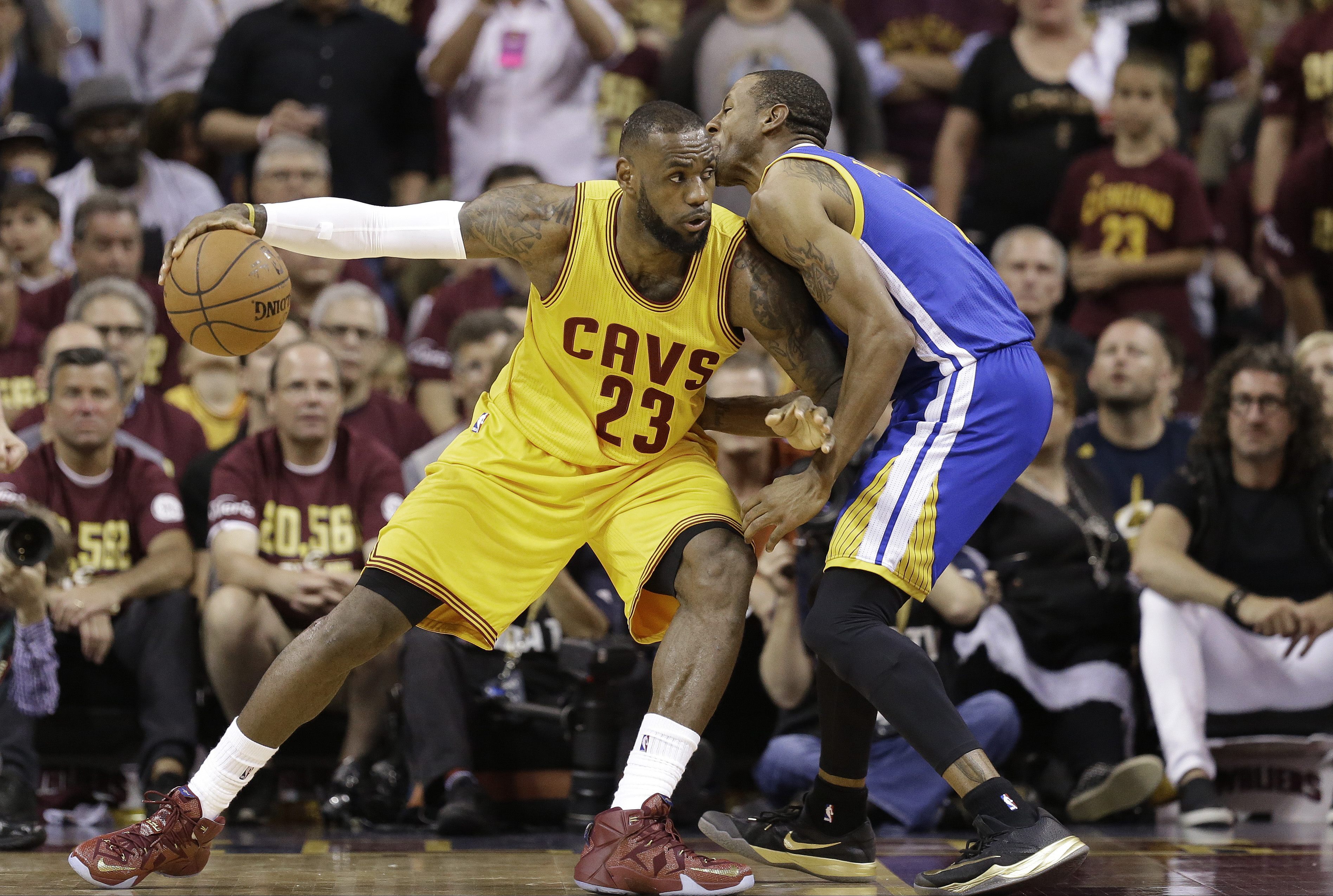 fond d'écran cavs vs guerriers,joueur,des sports,joueur de basketball,basketball,mouvements de basket ball