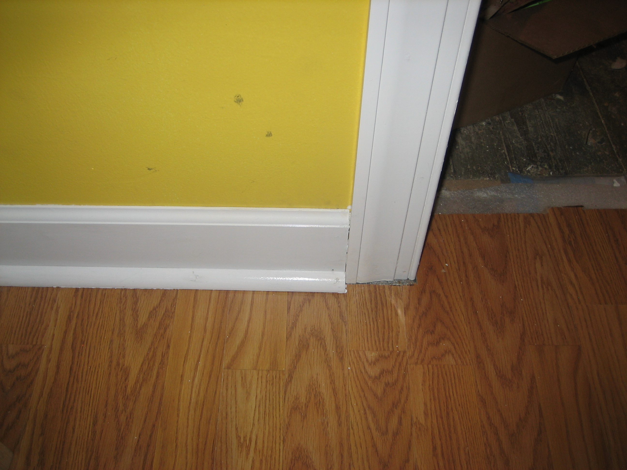 papel pintado de moldura de corona,suelo,suelo laminado,madera dura,piso,amarillo