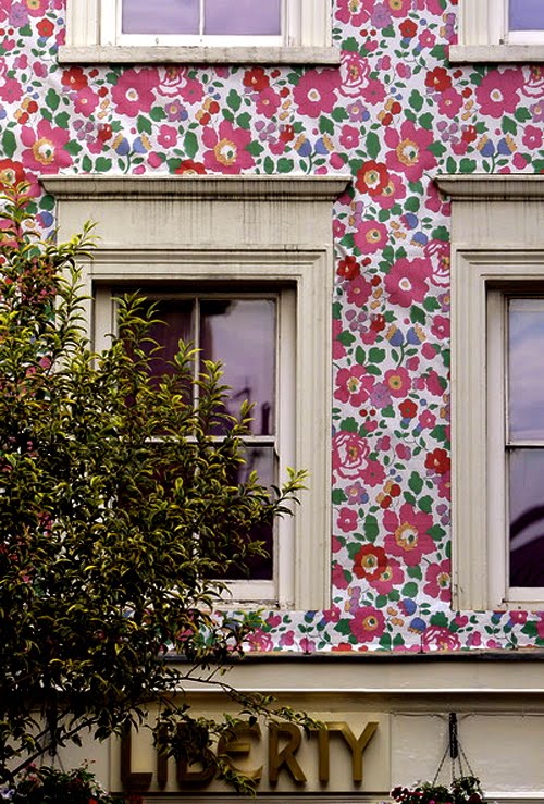 papier peint imprimé liberty,rose,façade,bâtiment,fenêtre,maison
