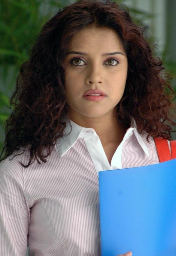 galleria di immagini calde di sfondi di bollywood,capelli,capelli castani,lettura,sorridi,bambino