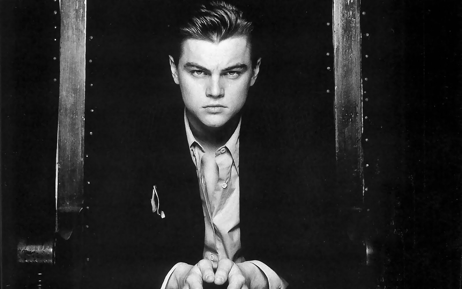 joven leonardo dicaprio fondo de pantalla,en blanco y negro,frio,monocromo,fotografía,fotografía monocroma