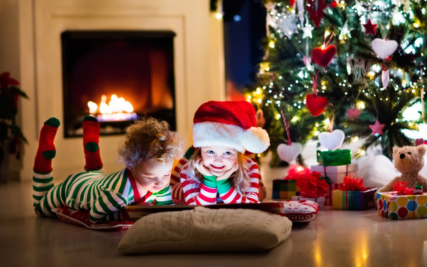 papel tapiz de navidad para niños,navidad,árbol de navidad,decoración navideña,nochebuena,luces de navidad