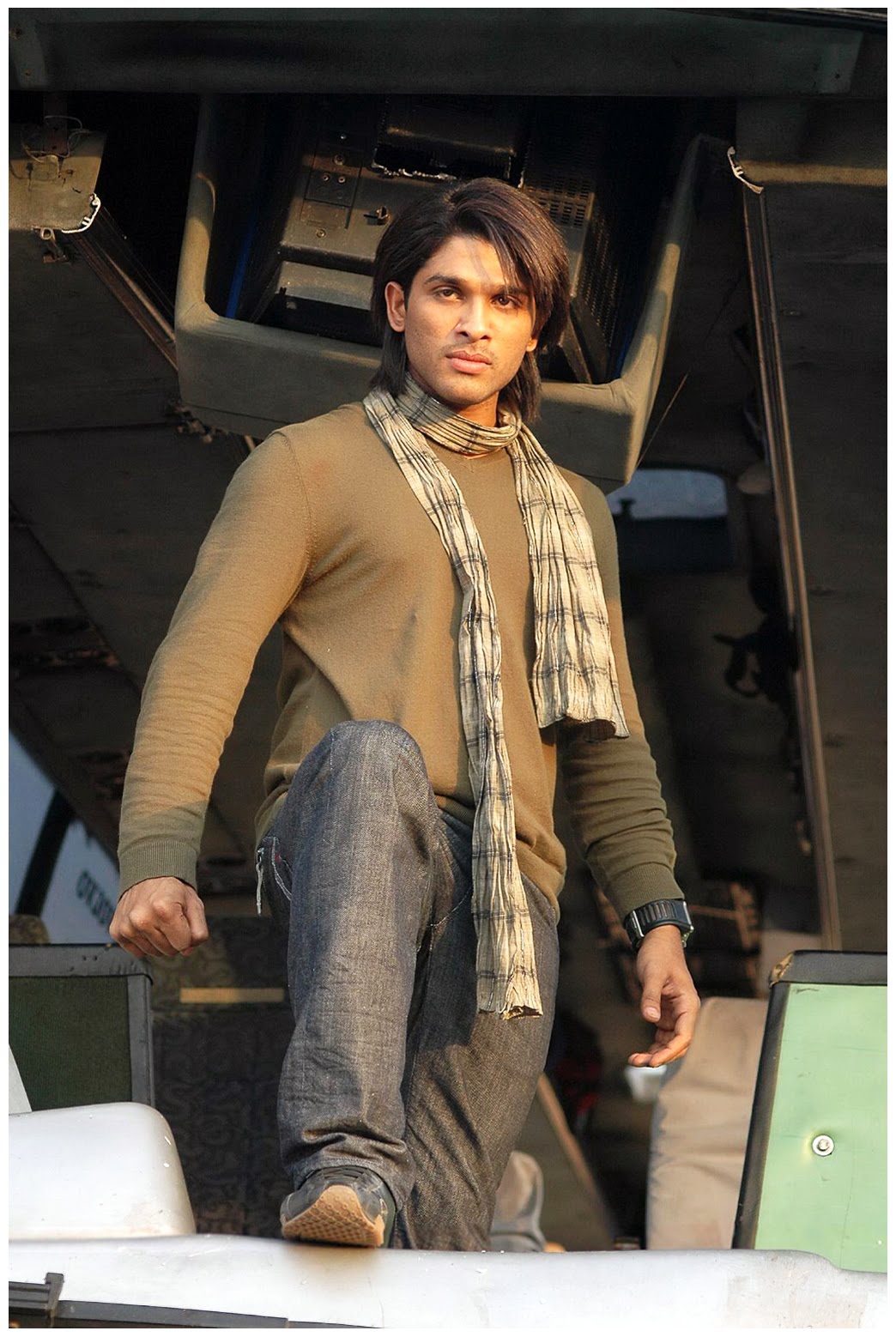 allu arjun in arya 2 hintergrundbilder,kleidung,mode,oberbekleidung,beige,fotografie