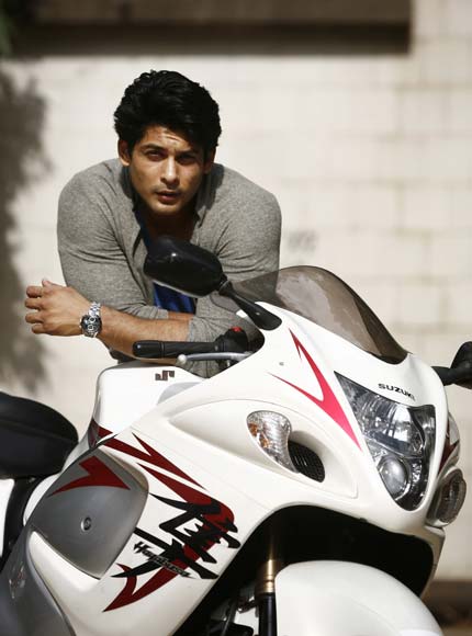 siddharth wallpaper,vehículo,casco de motocicleta,motocicleta,coche,motociclismo