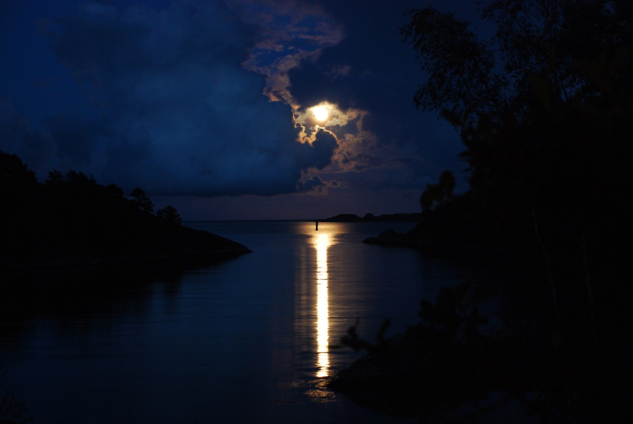 beautiful moon light love hd wallpapers,sky,moonlight,moon,water,night