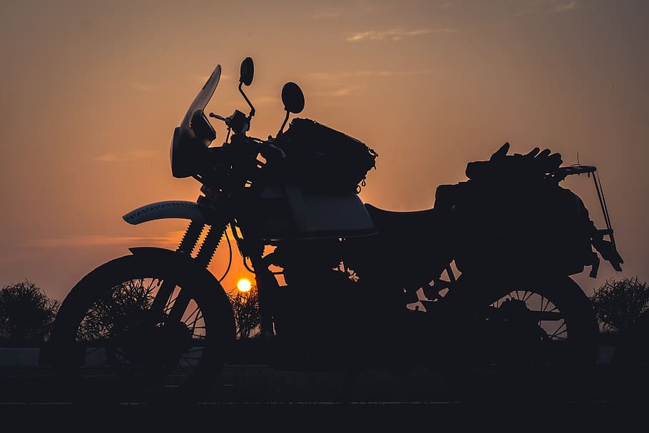 logo royal enfield fonds d'écran hd 1080p,moto,ciel,véhicule,faire de la moto,la photographie