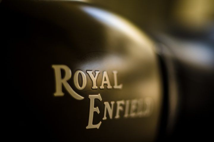 royal enfield logo sfondi hd,testo,font,macrofotografia,leggero,avvicinamento