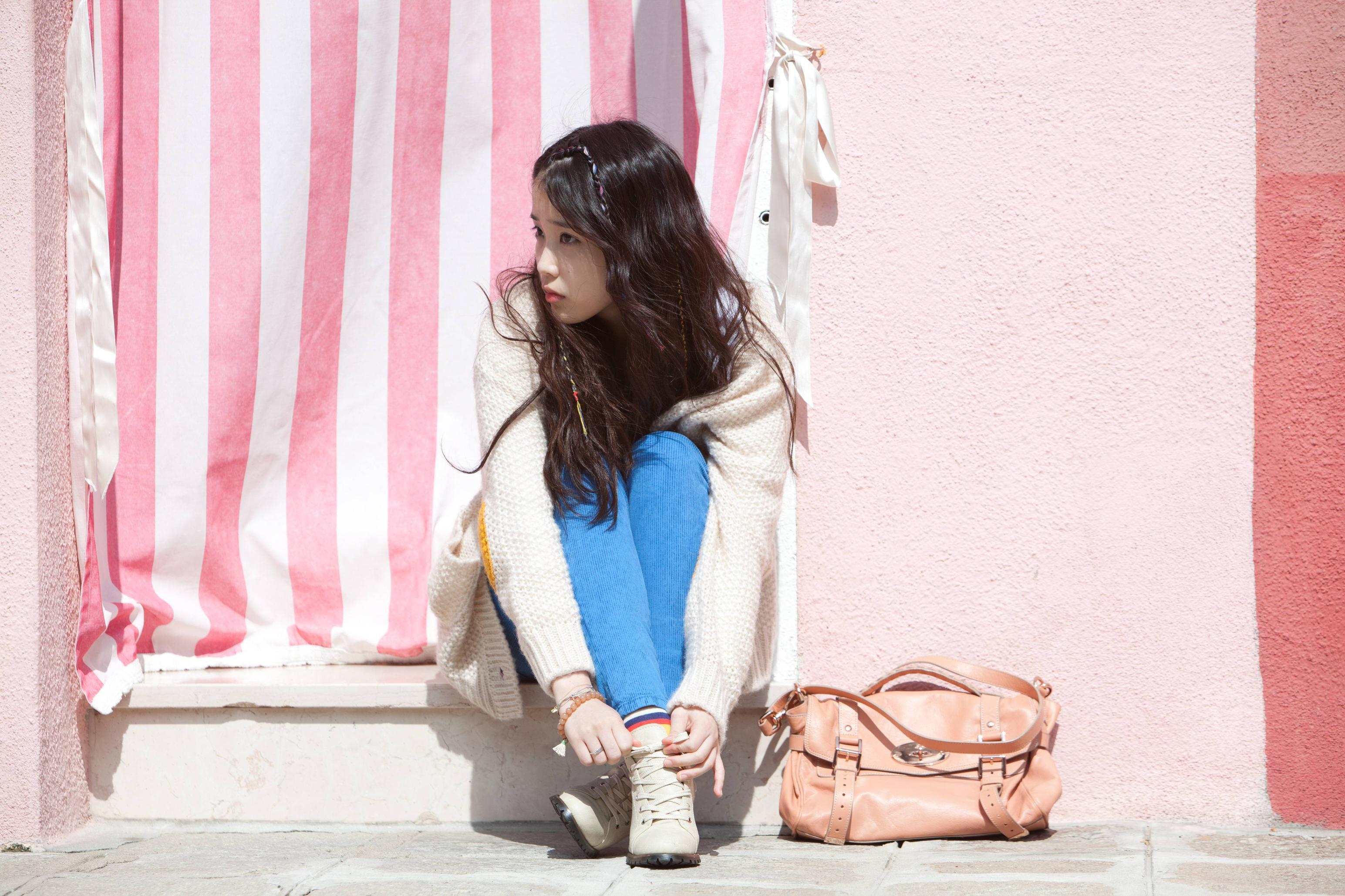 iu wallpaper iphone,pink,white,shoulder,footwear,beauty