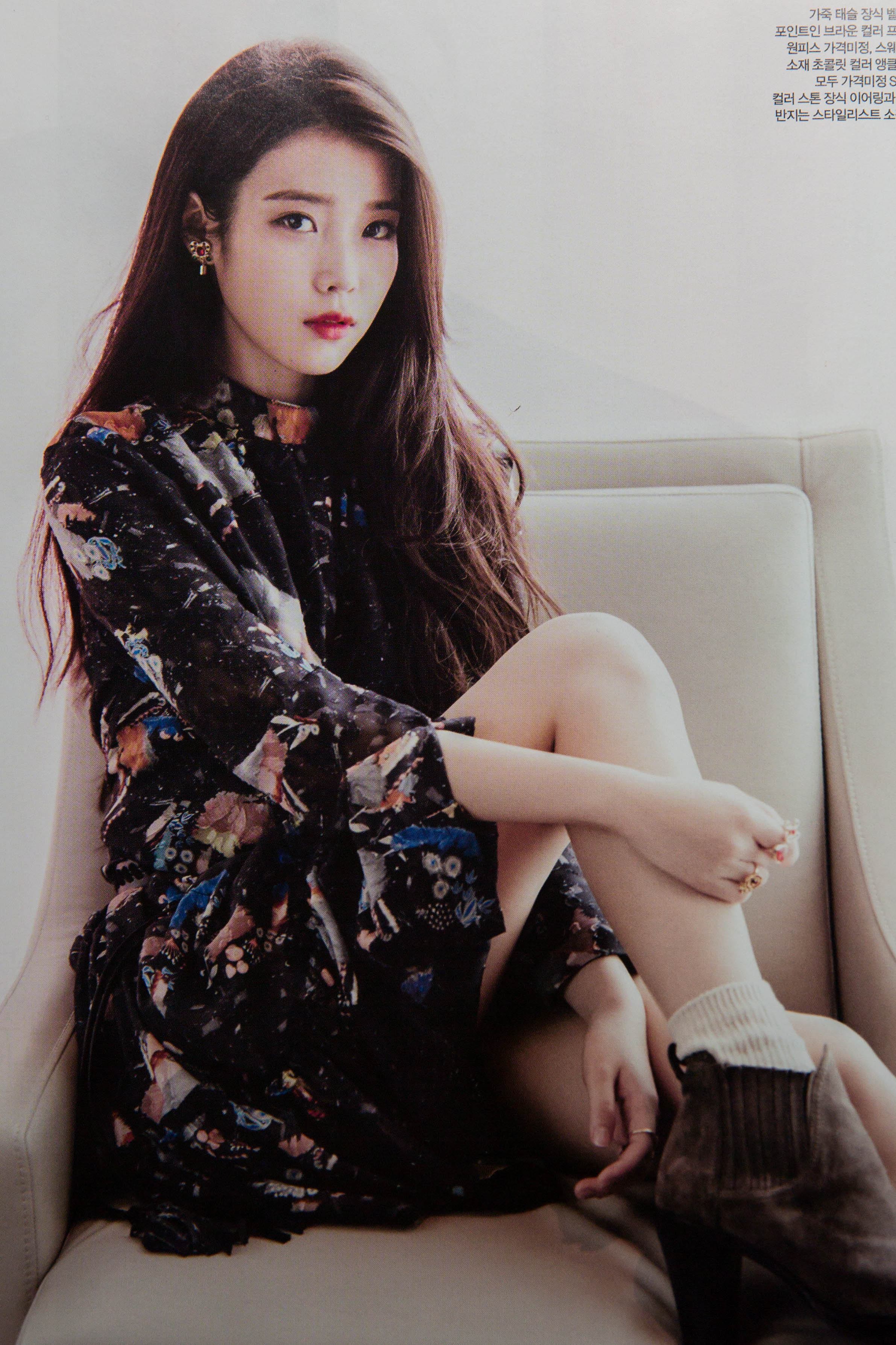 iu wallpaper iphone,photo shoot,beauty,leg,fashion model,sitting