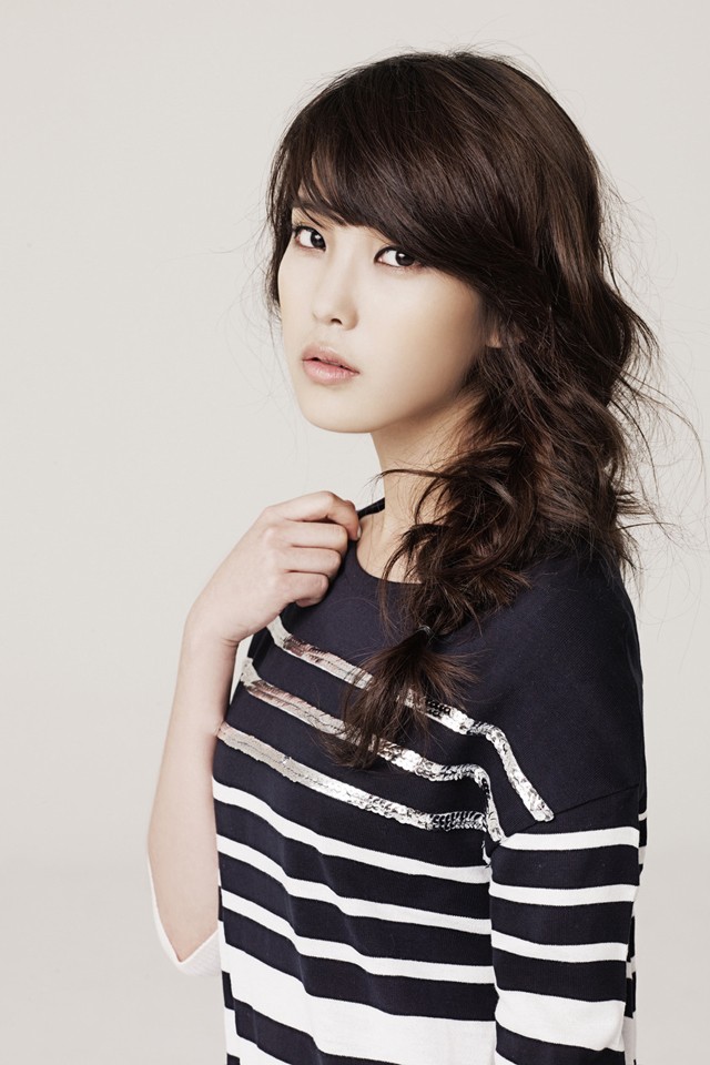 iu wallpaper iphone,hair,hairstyle,shoulder,bangs,black hair