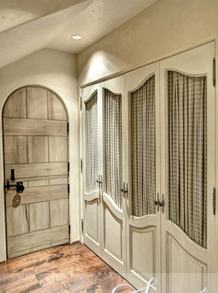 paneles de puerta de papel tapiz,propiedad,puerta,habitación,arquitectura,diseño de interiores