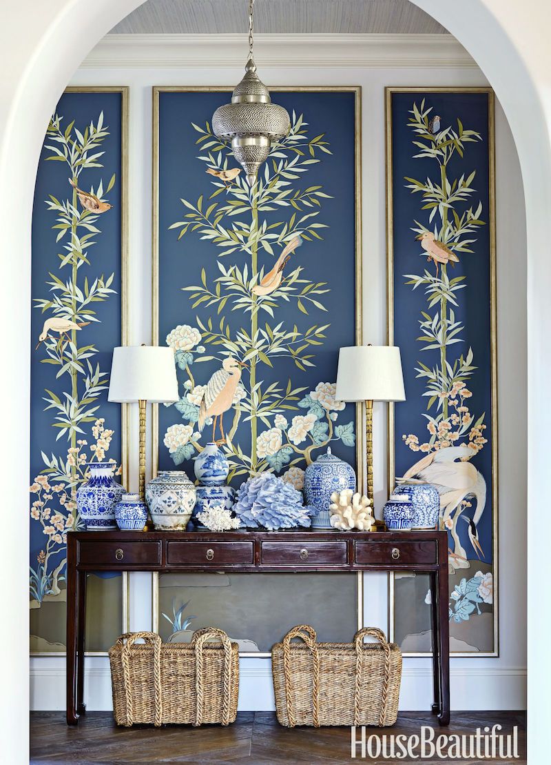 paneles de papel tapiz enmarcados,habitación,diseño de interiores,mueble,arquitectura,porcelana azul y blanca