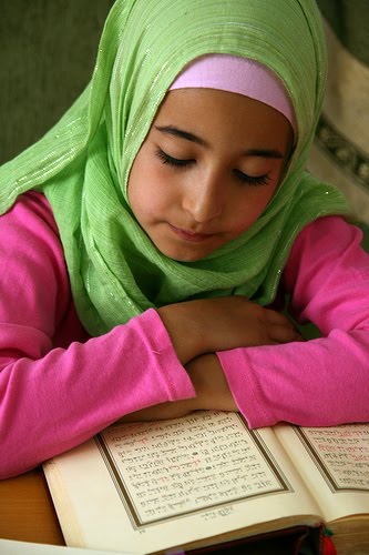 fond d'écran islamique bangla,en train de lire,enfant,apprentissage,sieste,sourire