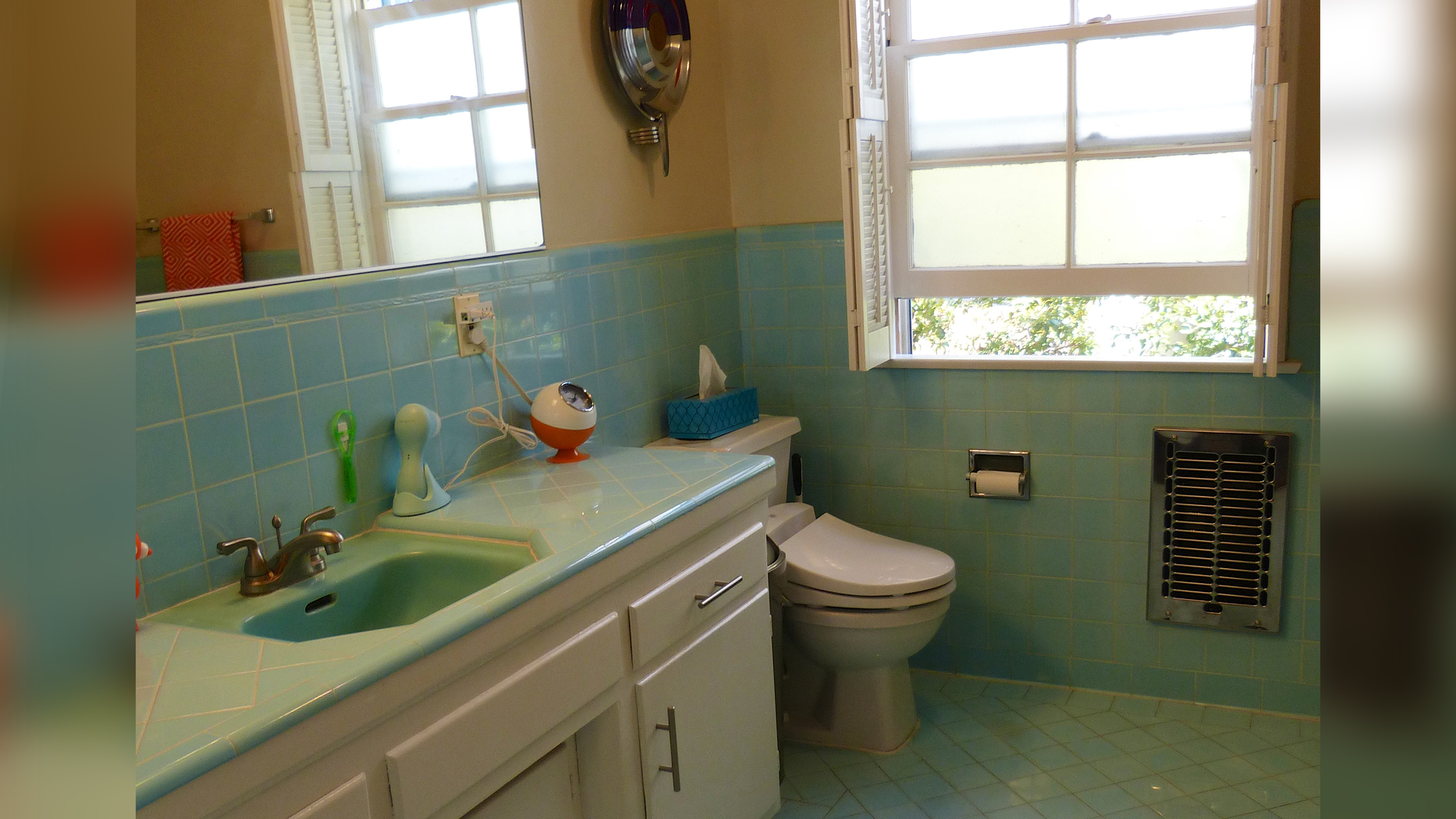 bathroom wallpaper,bathroom,room,property,floor,turquoise