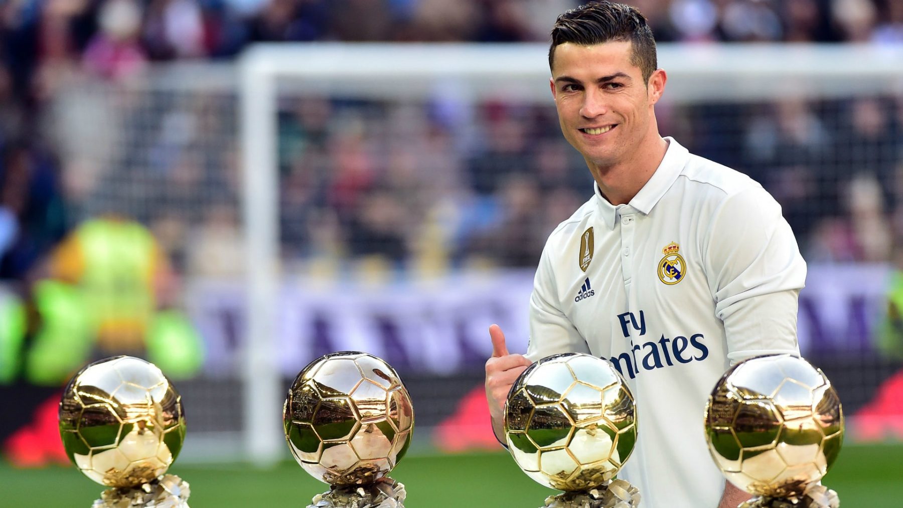 fond d'écran cristiano ronaldo,joueur de football,joueur,joueur de football,ballon de football,football