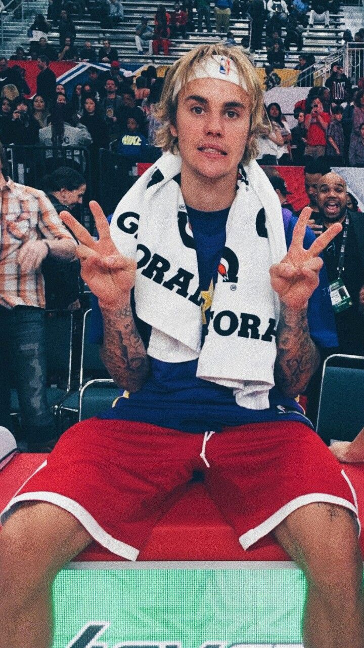 fondo de pantalla de justin bieber,muslo,pierna humana,jersey,sentado,ventilador