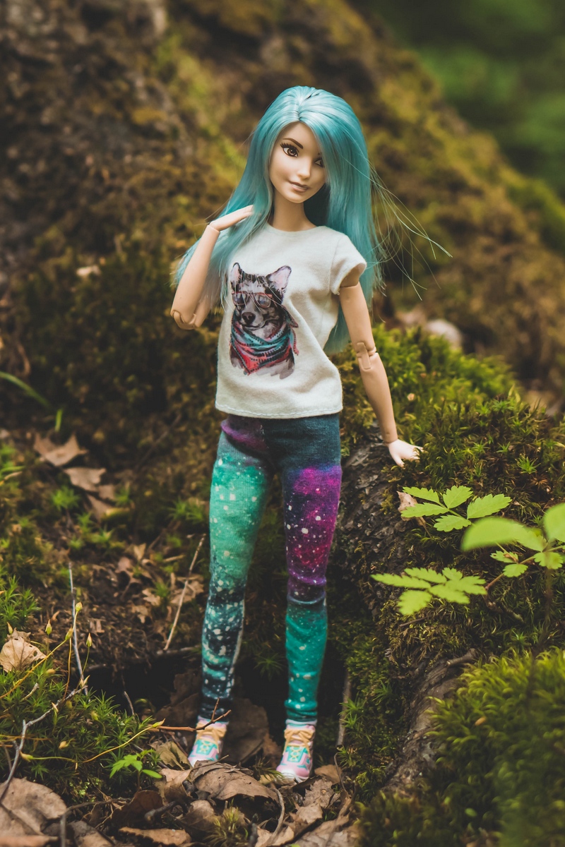 fond d'écran barbie,herbe,leggings,forêt,arbre,jungle