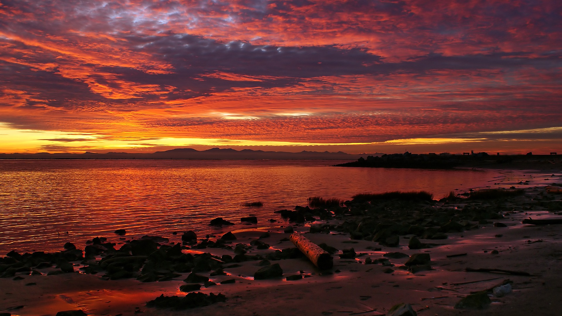 carta da parati al tramonto,cielo,ultimi bagliori,corpo d'acqua,orizzonte,cielo rosso al mattino