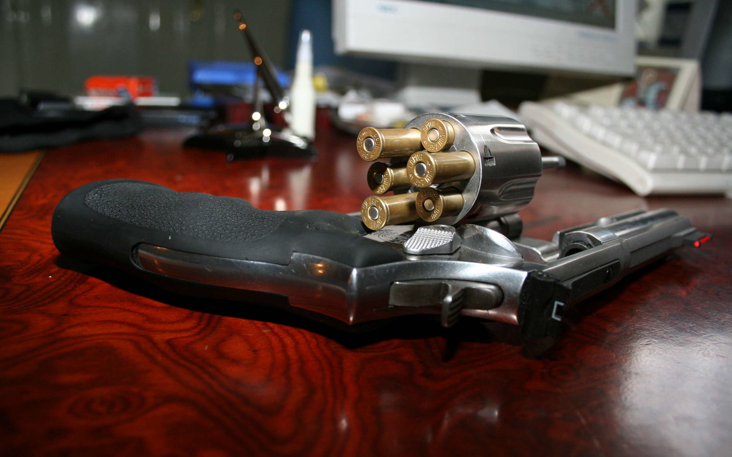 punjabi wallpaper,pistola,revólver,desencadenar,metal