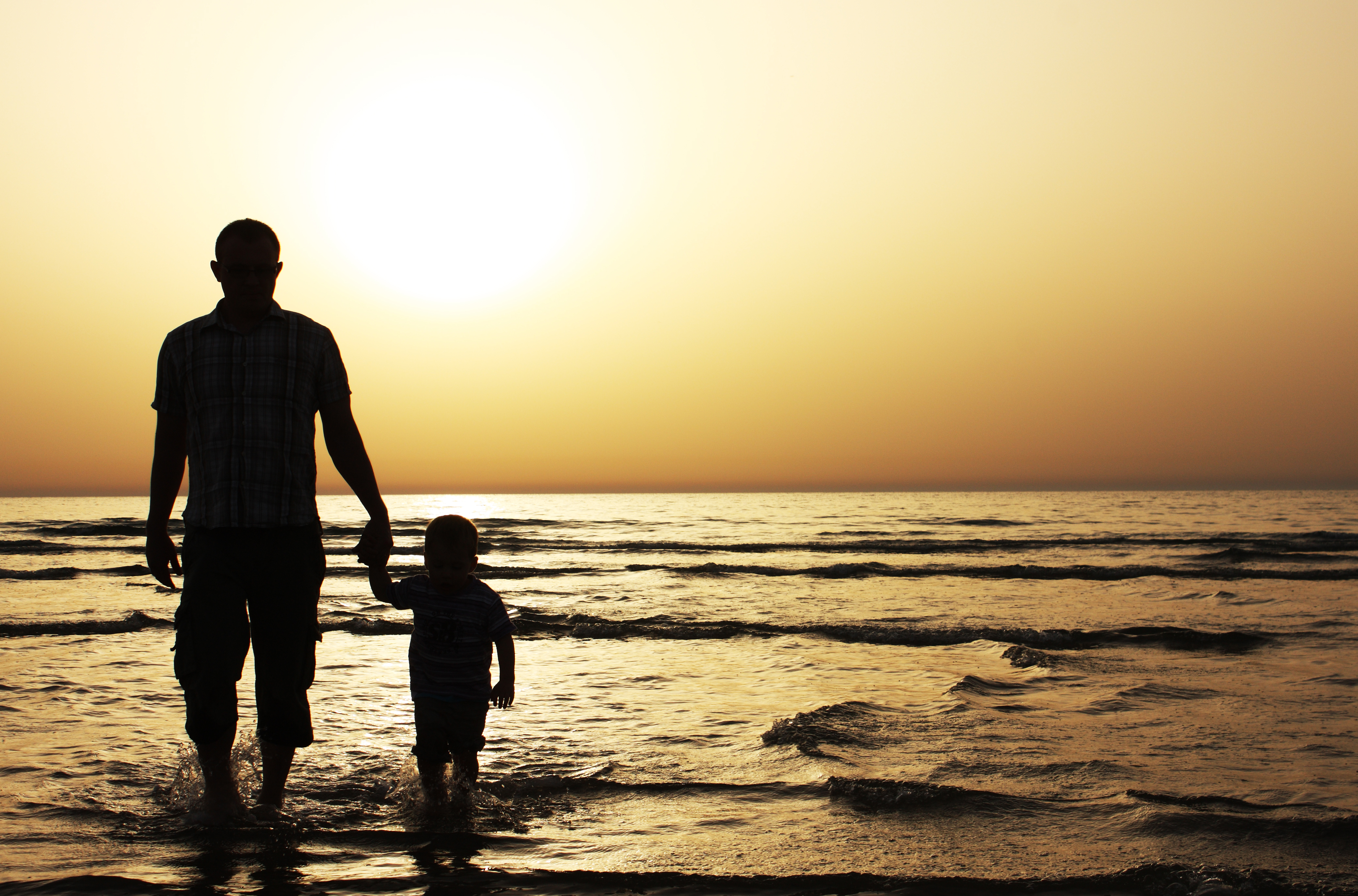 carta da parati padre e figlio,gente sulla spiaggia,orizzonte,cielo,mare,acqua