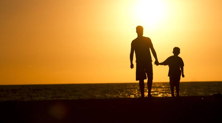 papier peint père et fils,les gens sur la plage,horizon,ciel,le coucher du soleil,relation amicale