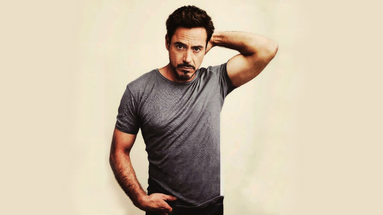 robert downey jr fond d'écran iphone,t shirt,vêtements,barbe,épaule,cool