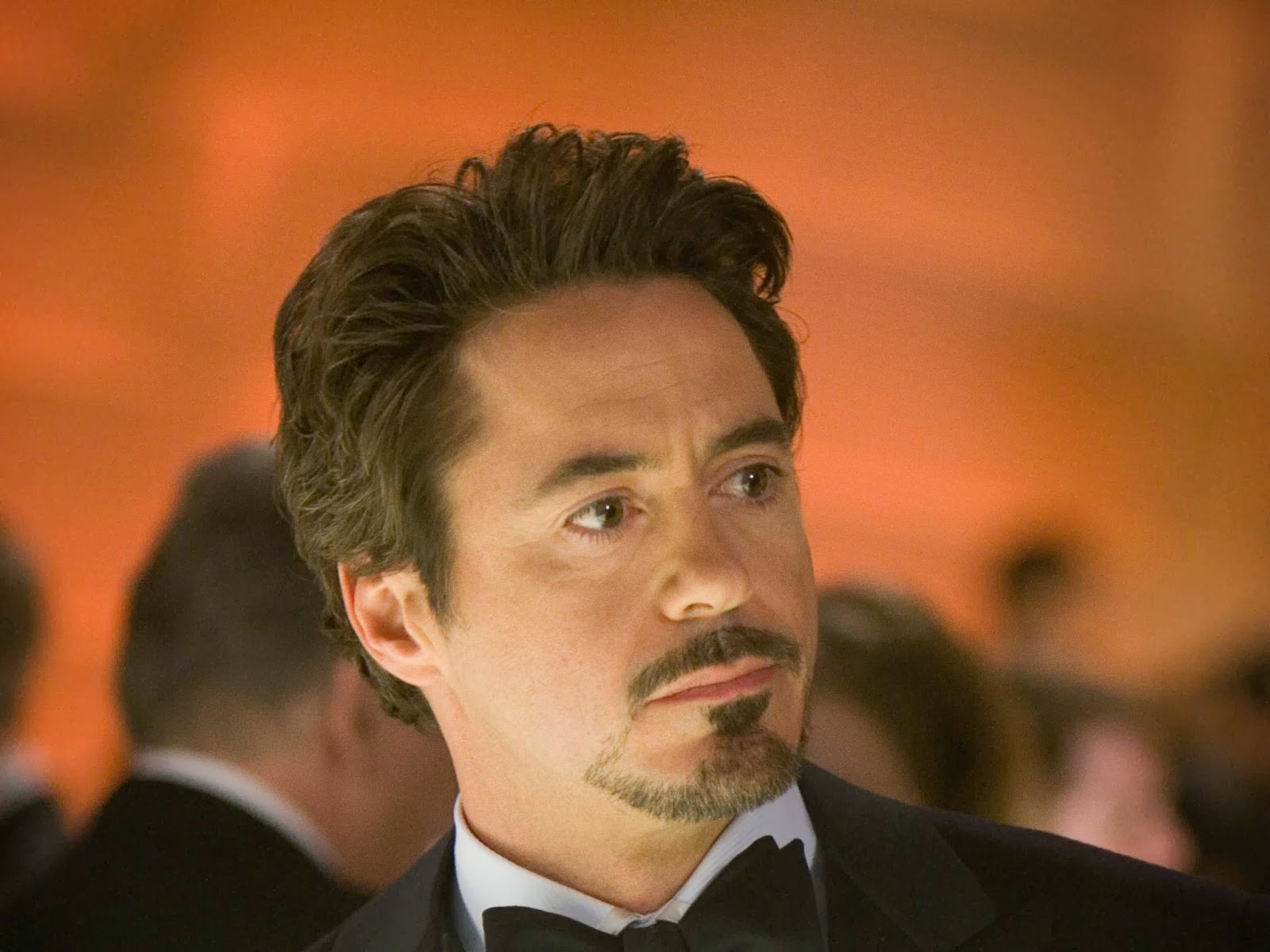 sfondo di robert downey jr per iphone,capelli,fronte,sopracciglio,acconciatura,completo da uomo