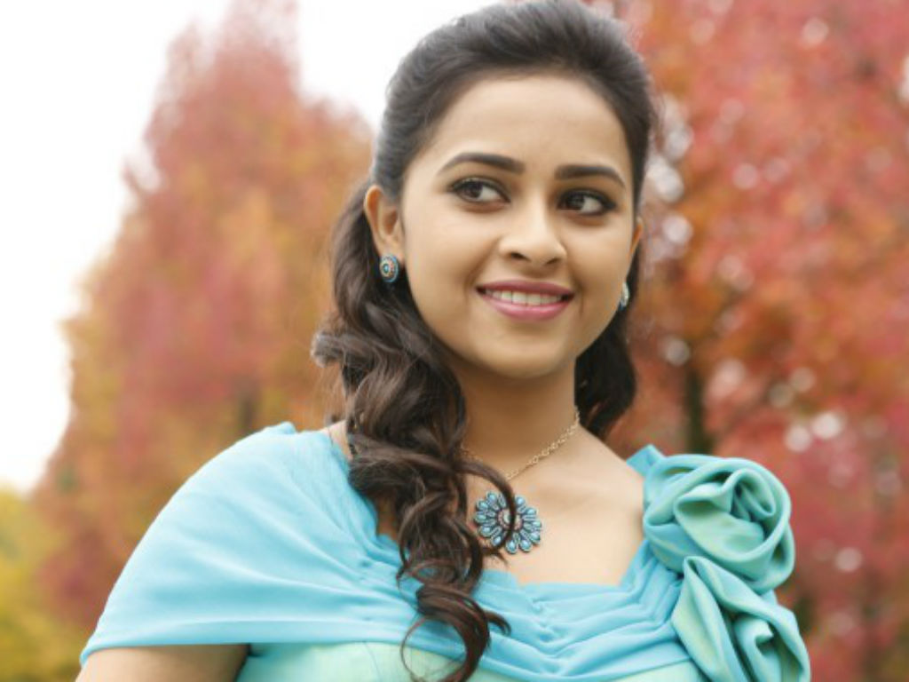 sri divya wallpaper,hair,skin,beauty,hairstyle,smile